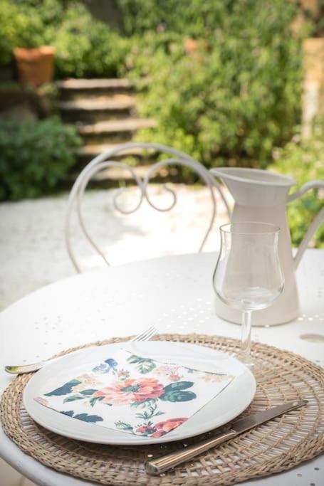 Appartement Avec Son Patio Dans Centre Historique De Bourg Extérieur photo